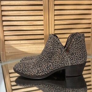 BRAND NEW never worn leopard Lucky Brand ankle boots booties women’s 9